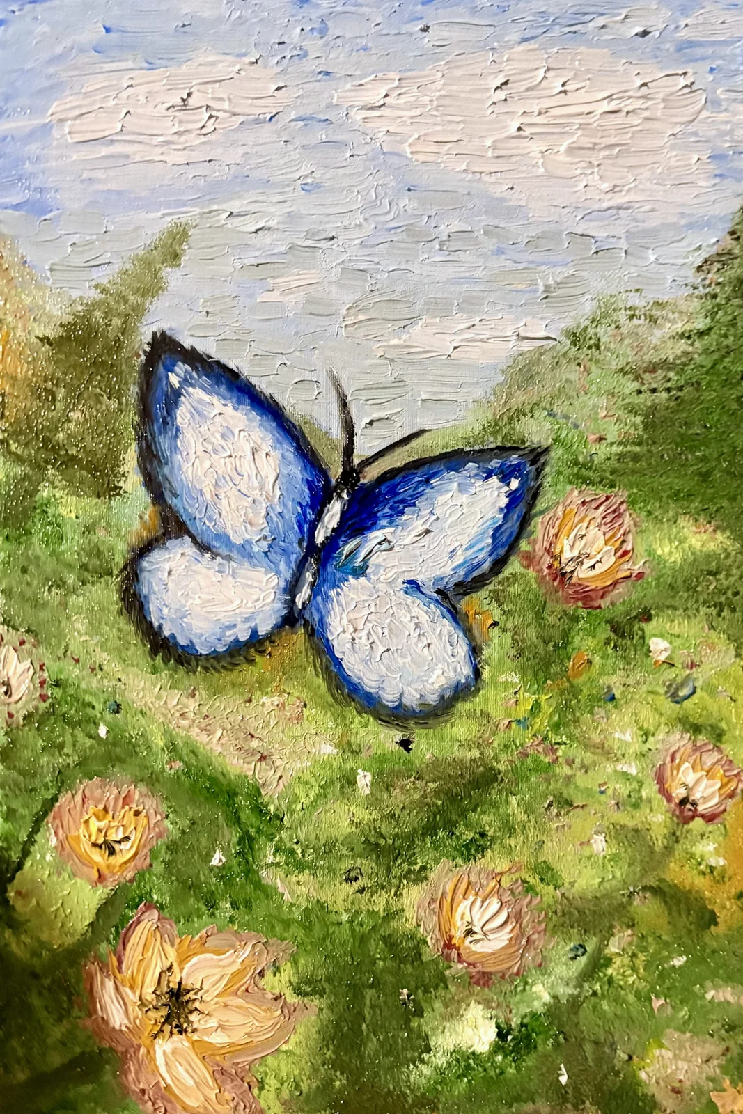 Borboleta azul e branca pintada com tinta espessa sobre um campo verde com flores claras cor de pêssego, sob um céu branco e azul.