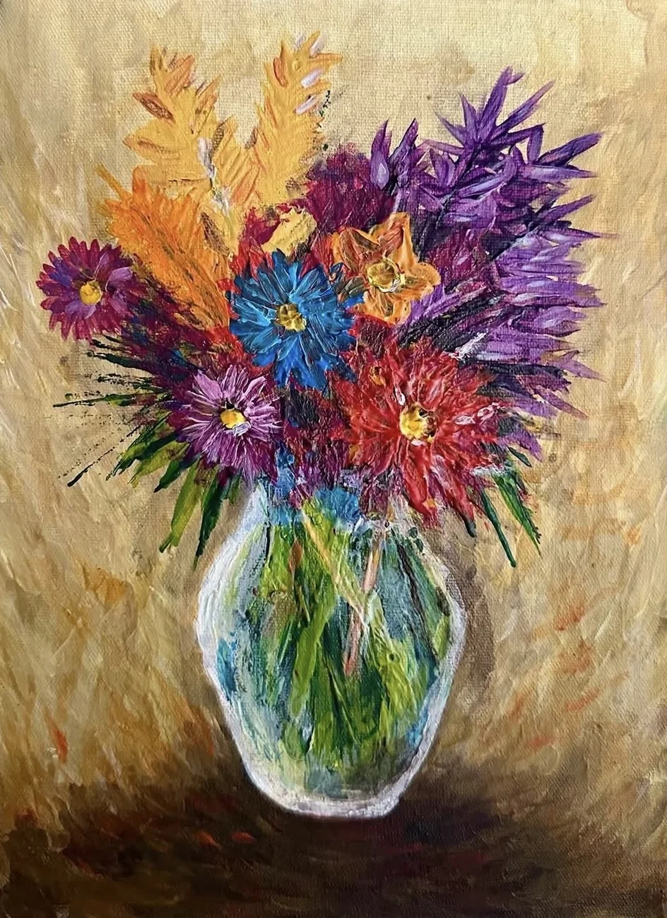 Pintura de um buquê colorido de flores vermelhas, azuis, violetas e laranja em um vaso de vidro transparente, sobre fundo dourado.