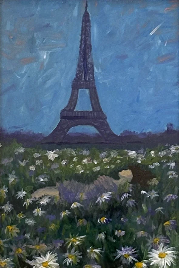 Pintura de uma menina de vestido lilás deitada em um campo de margaridas brancas, com a Torre Eiffel sob o céu azul ao fundo.