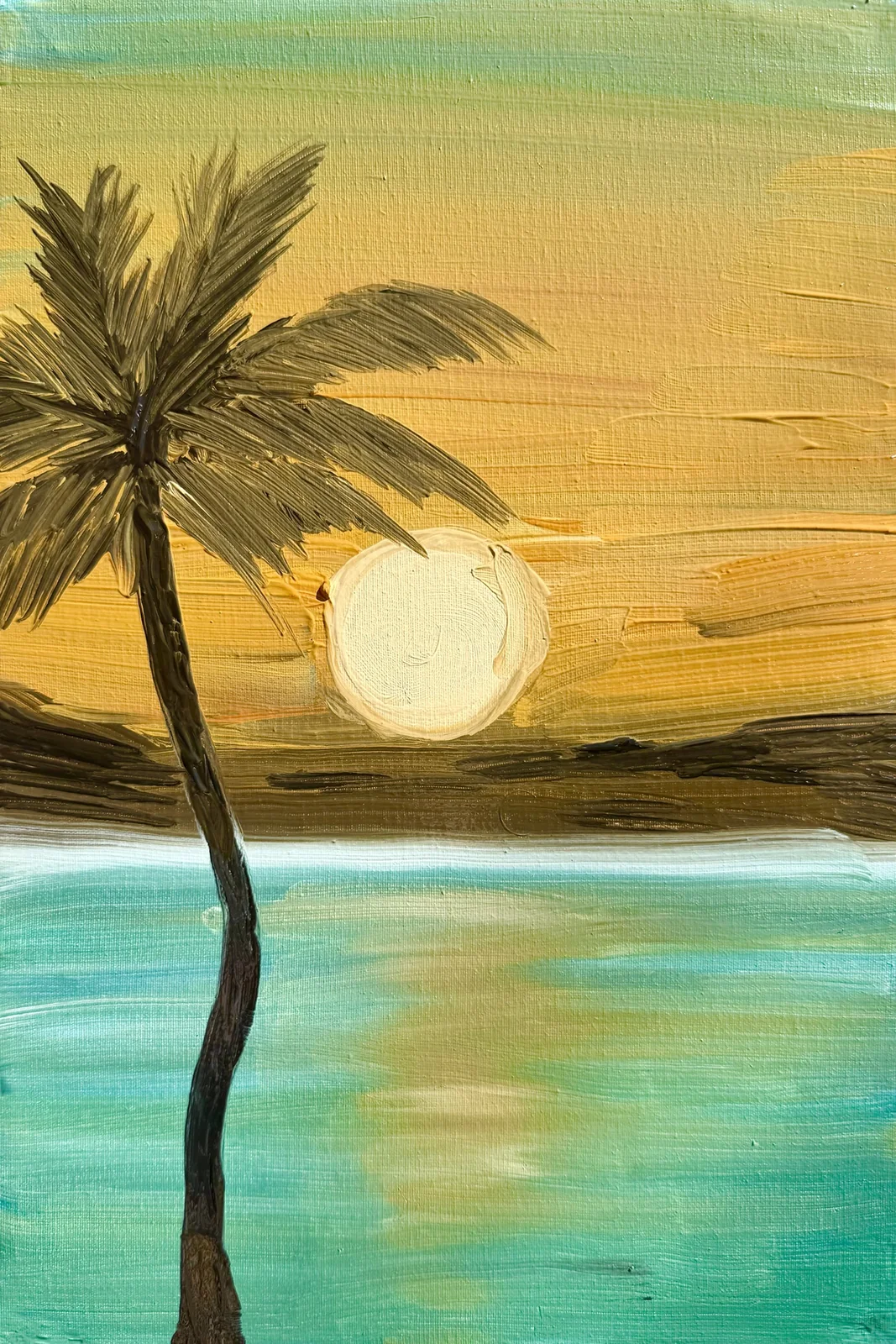 Pintura de um coqueiro escuro ao lado de um mar turquesa, com um sol claro e redondo se pondo no céu dourado.