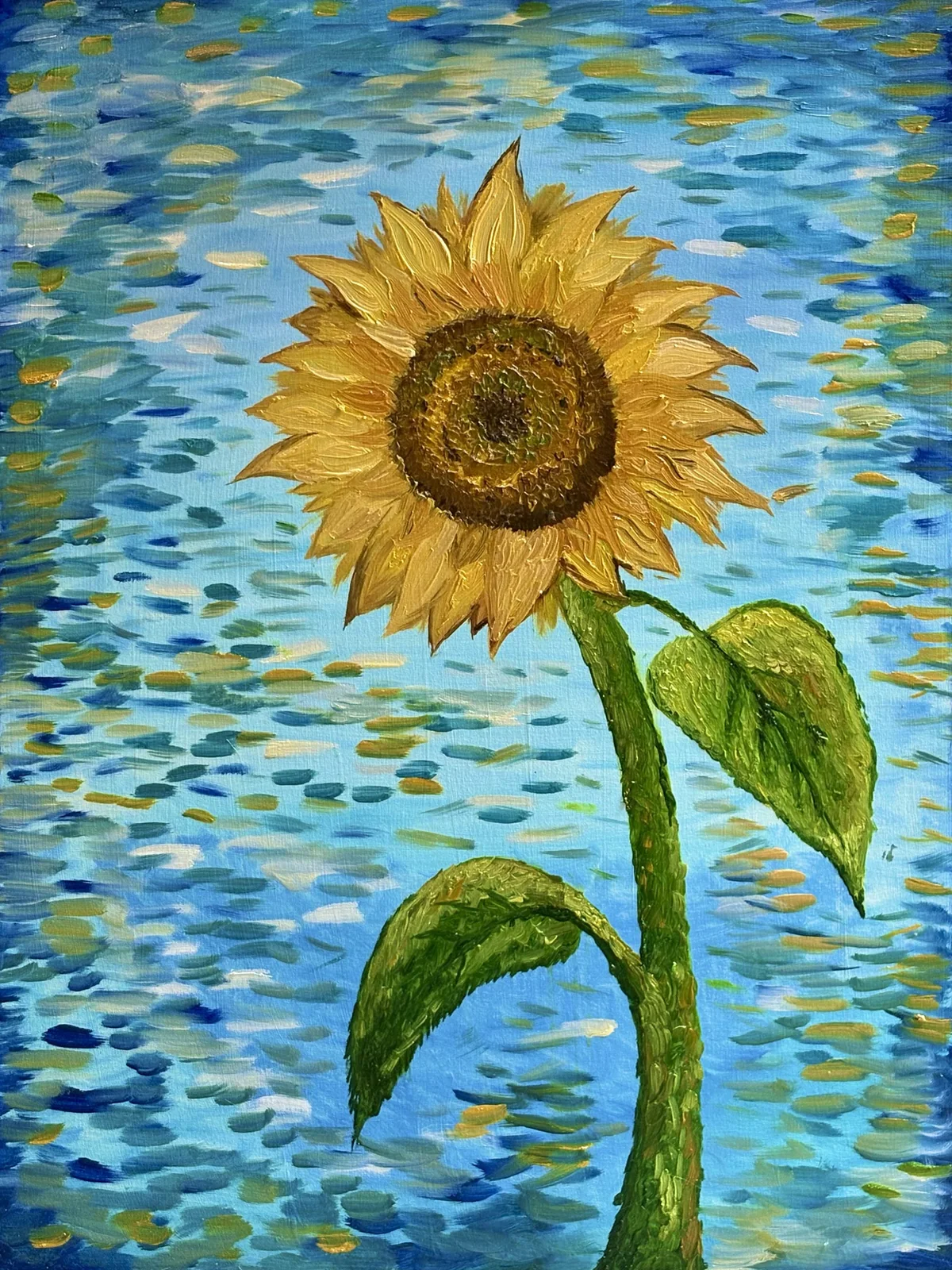 Pintura grande de um girassol amarelo com duas folhas verdes em um caule alto, sobre um fundo de pinceladas curtas em azul, turquesa e dourado.