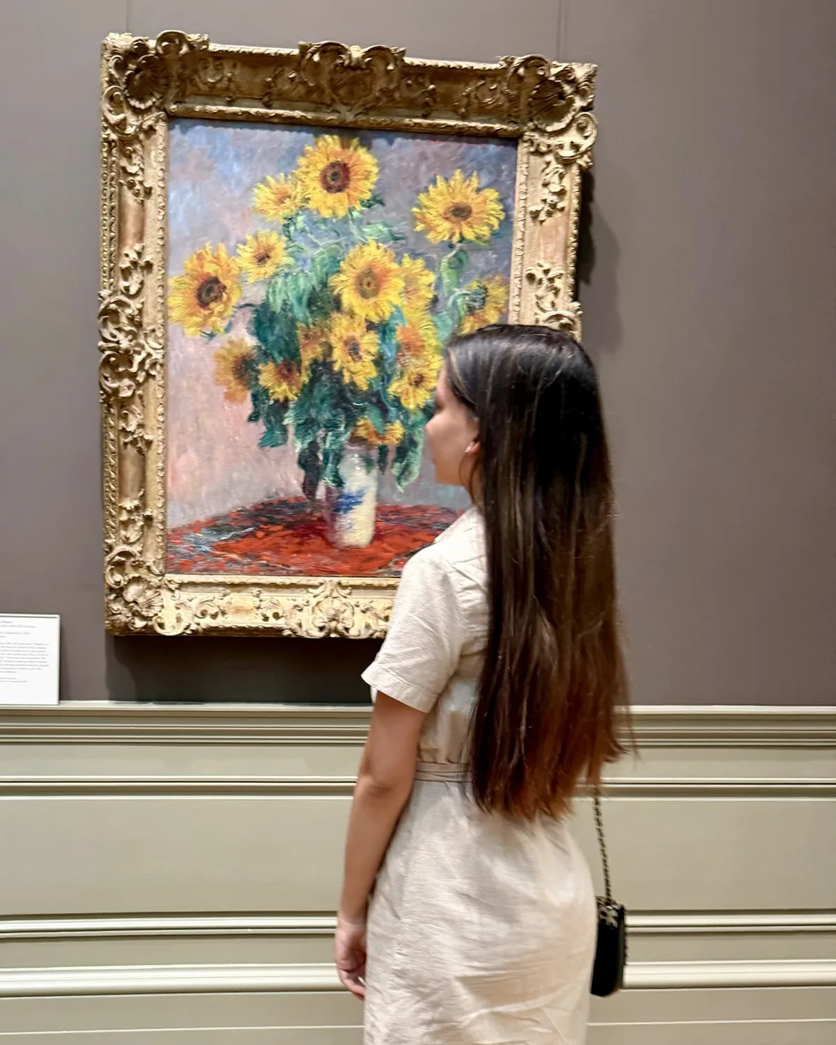 Ana Carolina diante de Buquê de girassóis, de Claude Monet, no Metropolitan Museum of Art.